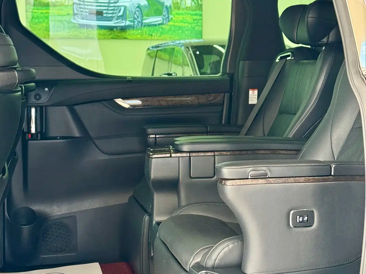 Toyota Alphard 2020 Hybrid 2.5L Gold Special Edition фото 5