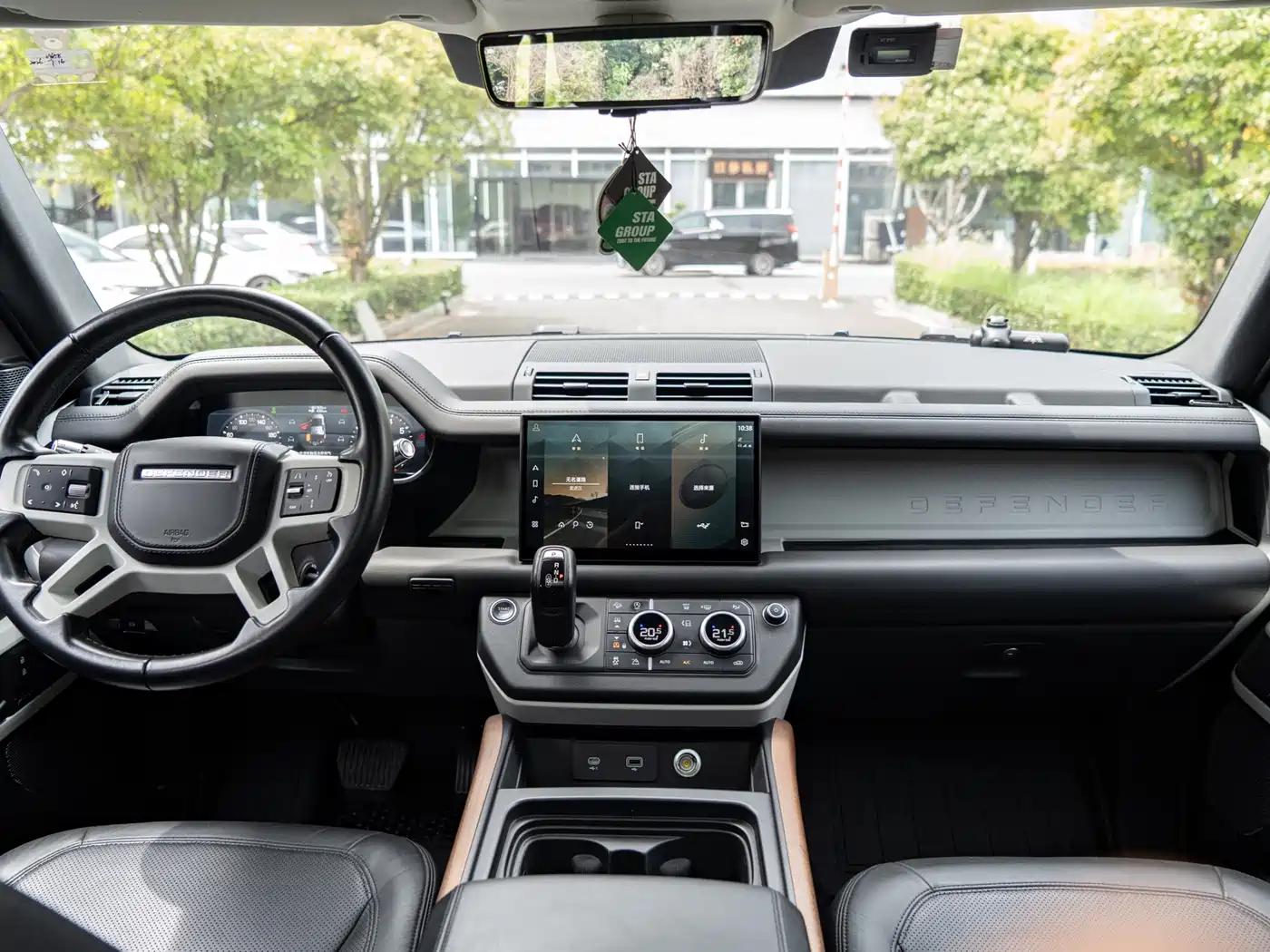 Land Rover Defender 2021 110 P400 Dark Special Edition фото 17