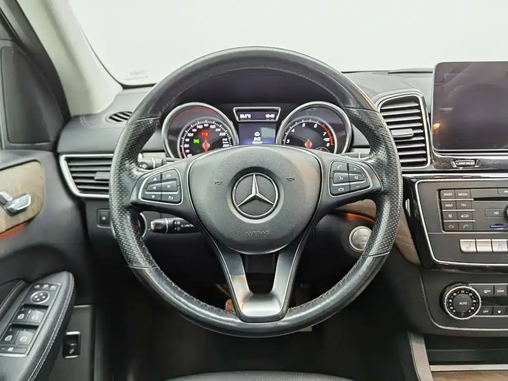 صورة 11 - Mercedes-Benz GLE