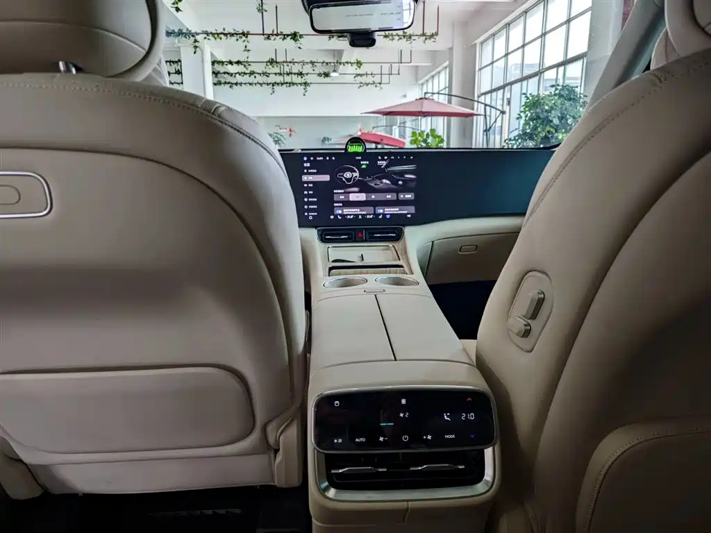 AITO Wenjie AITO M8 2025 Range Extender Max+ Edition 53.4kWh 5-seater фото 23