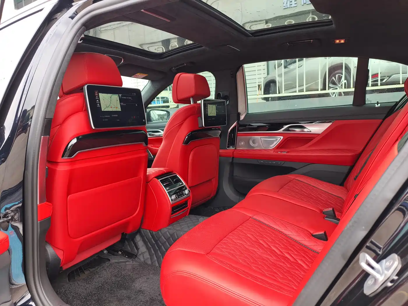 BMW 7 Series 2019 740Li xDrive Executive M Sport Package фото 9