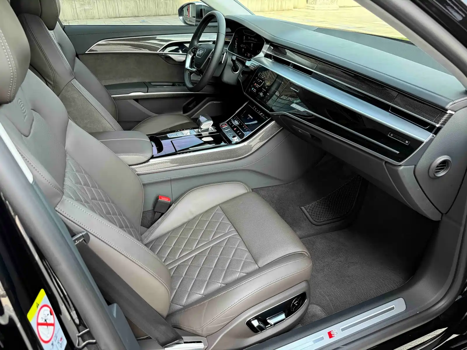 Фото 15 - Audi S8