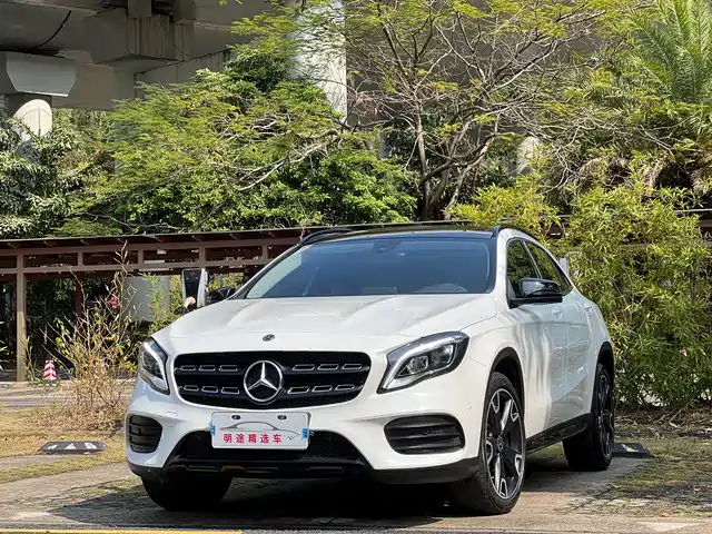 MERCEDES-BENZ GLA