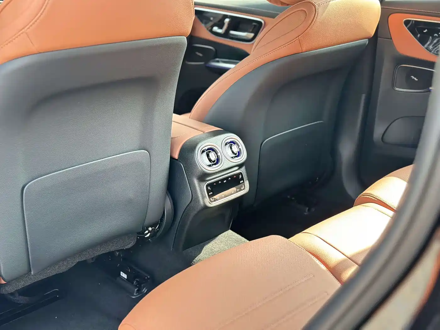 Mercedes-Benz GLC 2025 Model Year GLC 260 L 4MATIC Luxury фото 7