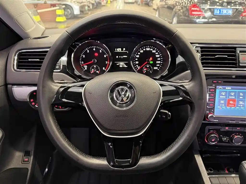 Volkswagen Sagitar 2015 230TSI Automatic Comfort фото 17