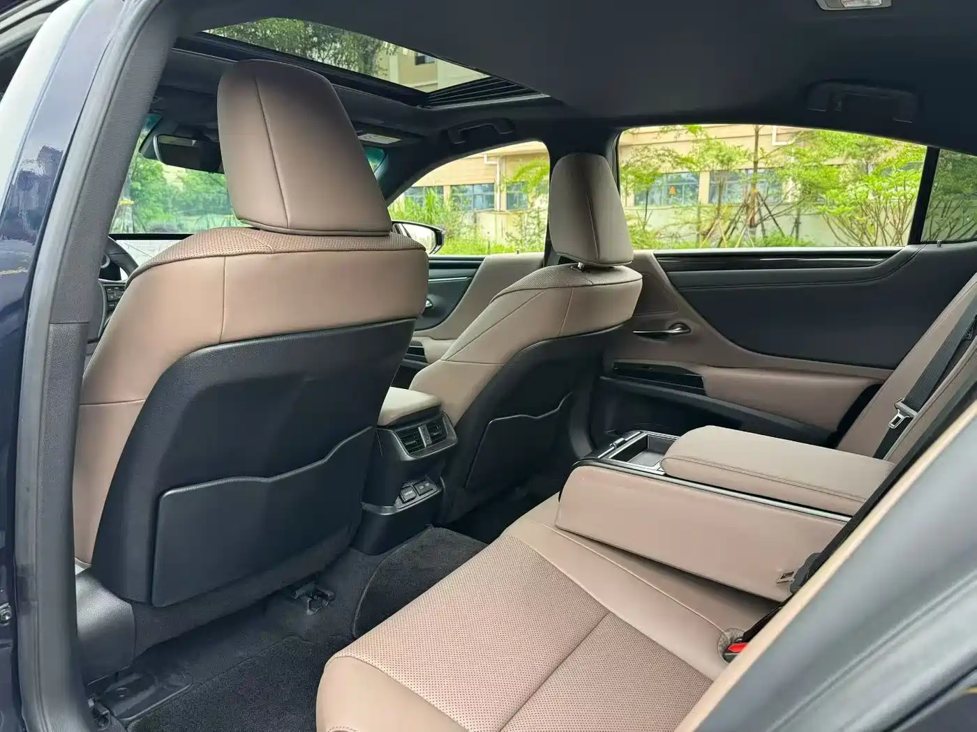 Lexus ES 2023 200 Excellence Edition фото 6