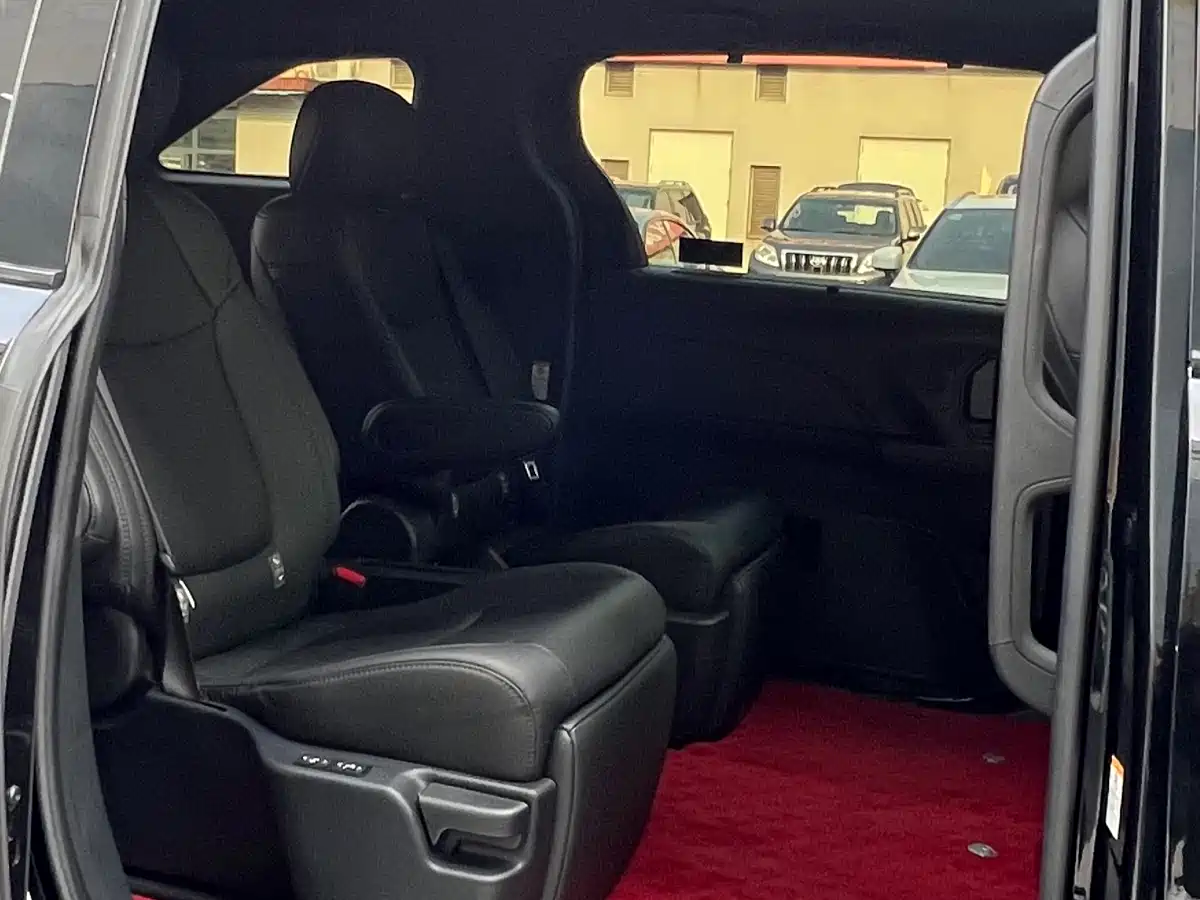 Toyota Sienna 2024 2.5L Hybrid 4WD Premium Edition фото 18