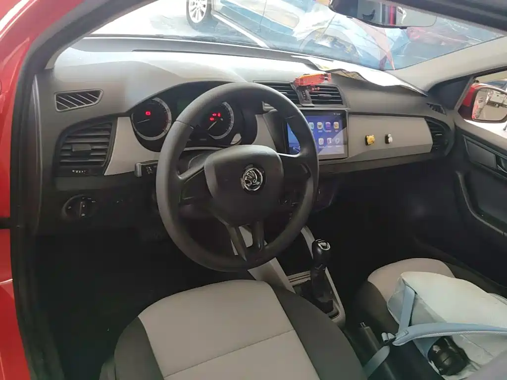 Škoda Fabia 2018 2017 1.4L Auto Car Enjoy Edition