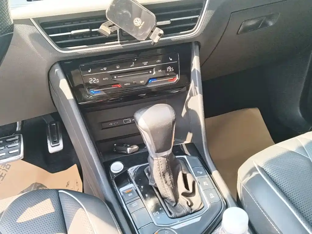 صورة 14 - Volkswagen Tiguan L