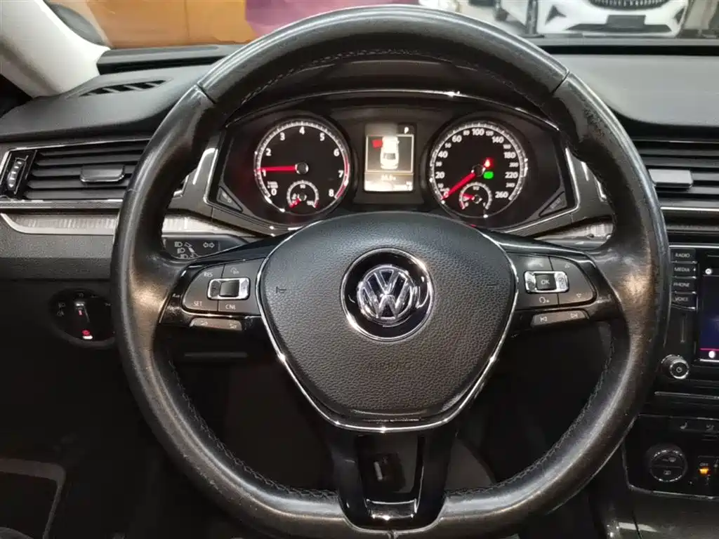 Volkswagen Passat 2016 330TSI DSG Executive Edition фото 11