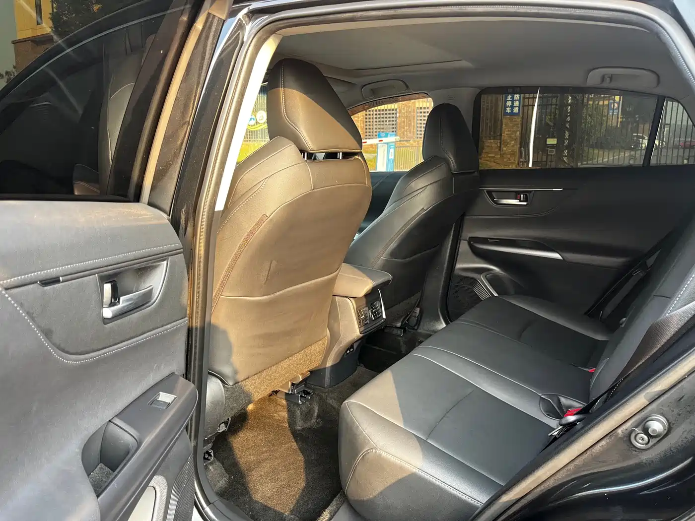 Toyota Venza 2023 2.0L CVT FWD Luxury фото 7