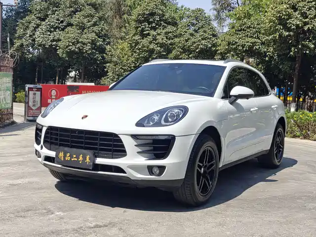 PORSCHE MACAN