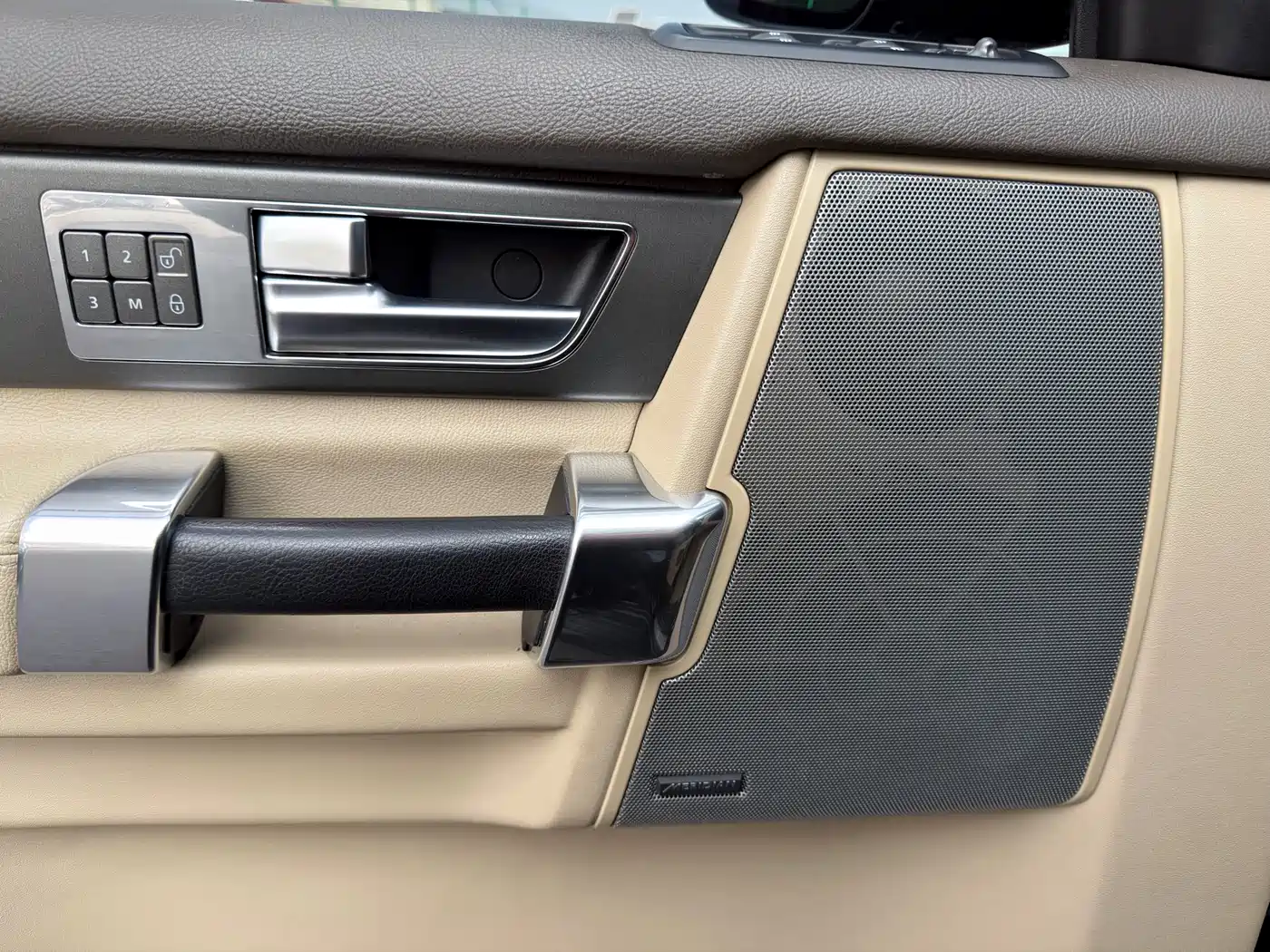 Land Rover Discovery 2015 3.0 SC V6 SE фото 5