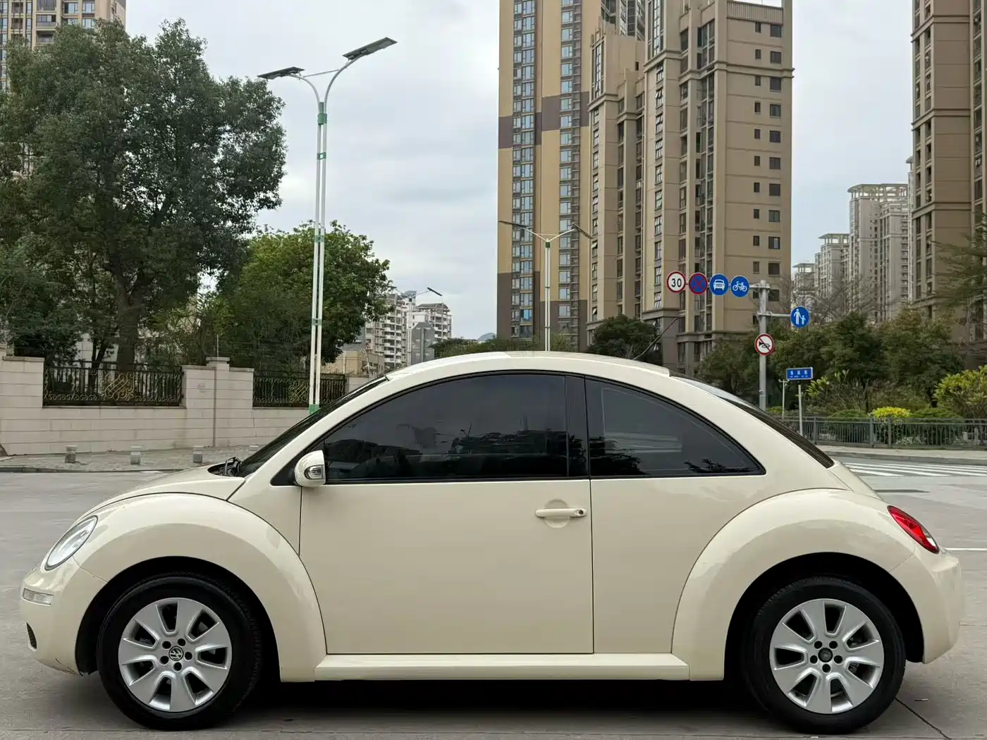 Volkswagen Beetle 2010 Model 1.6 AT фото 4