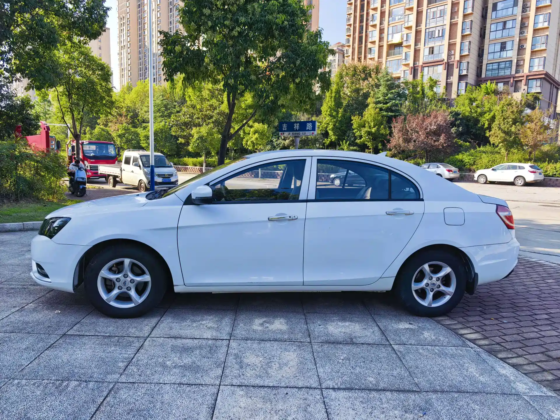 Photo 3 - Geely Emgrand