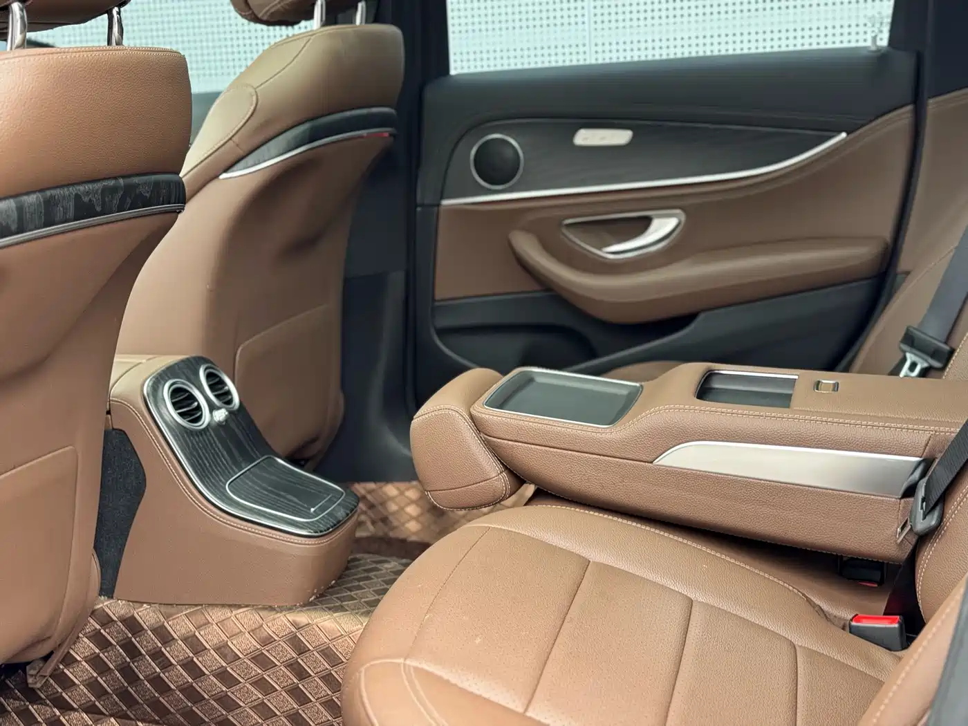 Mercedes-Benz E-Class New Energy 2023 E 350 e L Plug-in Hybrid Sport Sedan фото 22