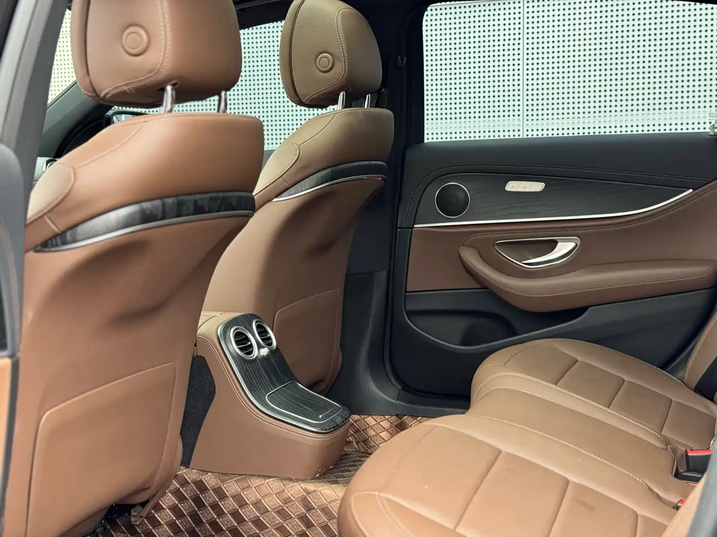 Mercedes-Benz E-Class New Energy 2023 E 350 e L Plug-in Hybrid Sport Sedan фото 10