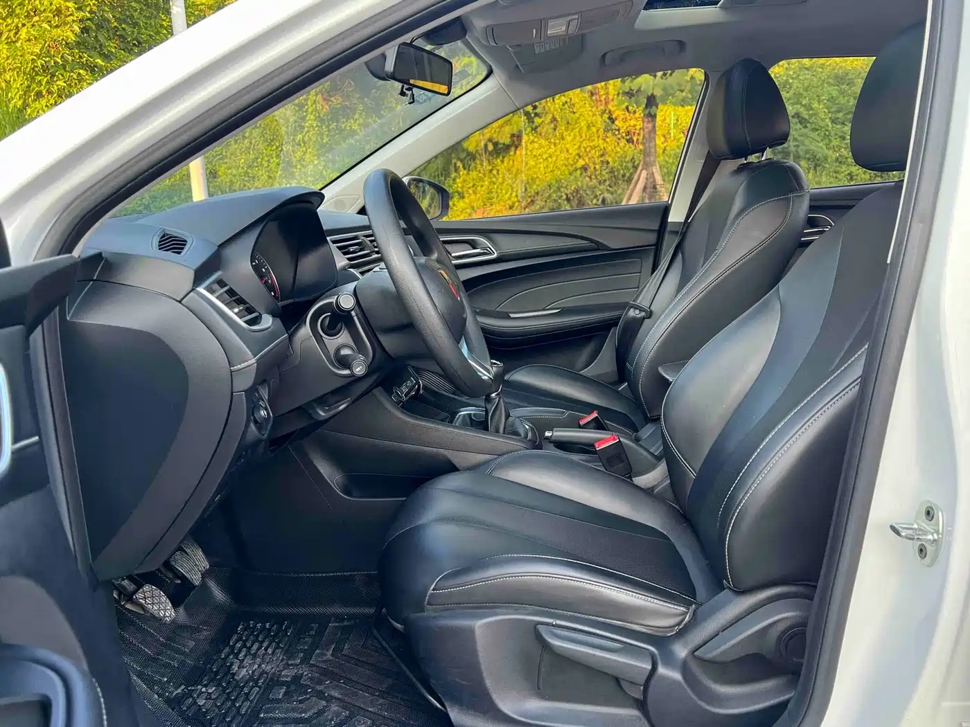 Roewe i5 2019 2019 1.5L Manual 4G Connected LingHao Flagship Version