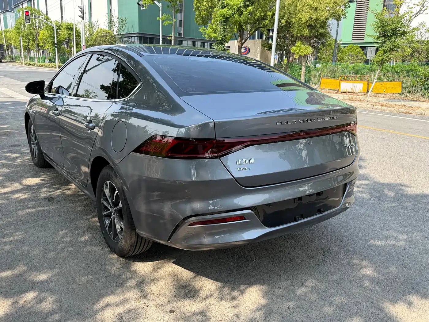BYD Qin PLUS 2024 Glory Edition DM-i 55KM Leading фото 6