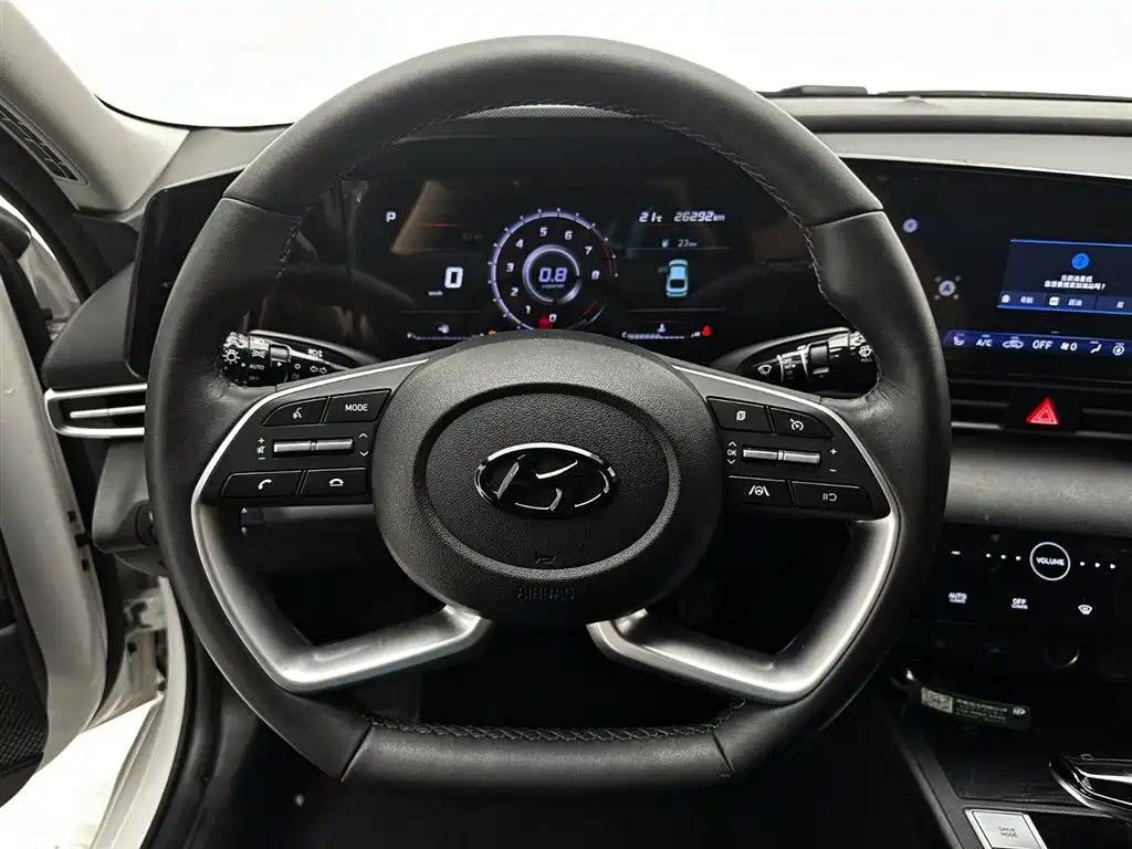 Hyundai Elantra 2022 1.5L CVT LUX Premium Edition фото 11