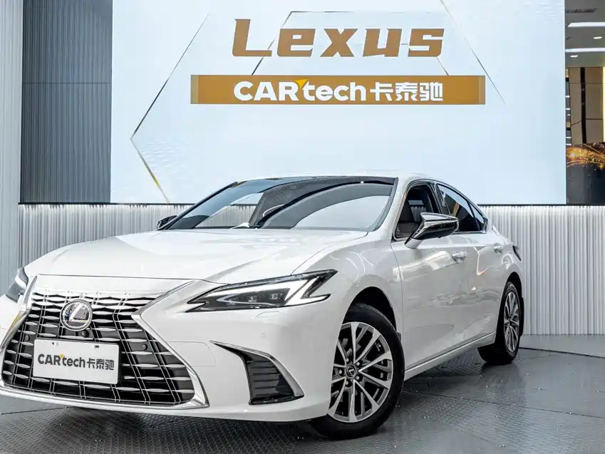 Фото 1 - Lexus ES