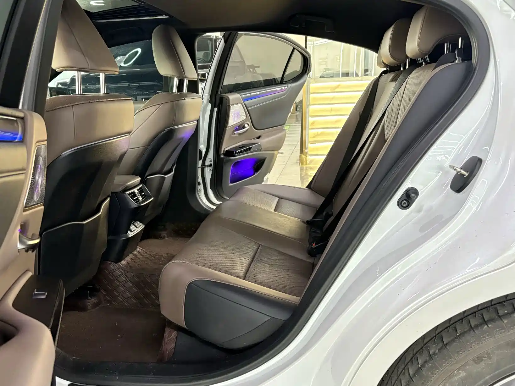 Фото 7 - Lexus ES