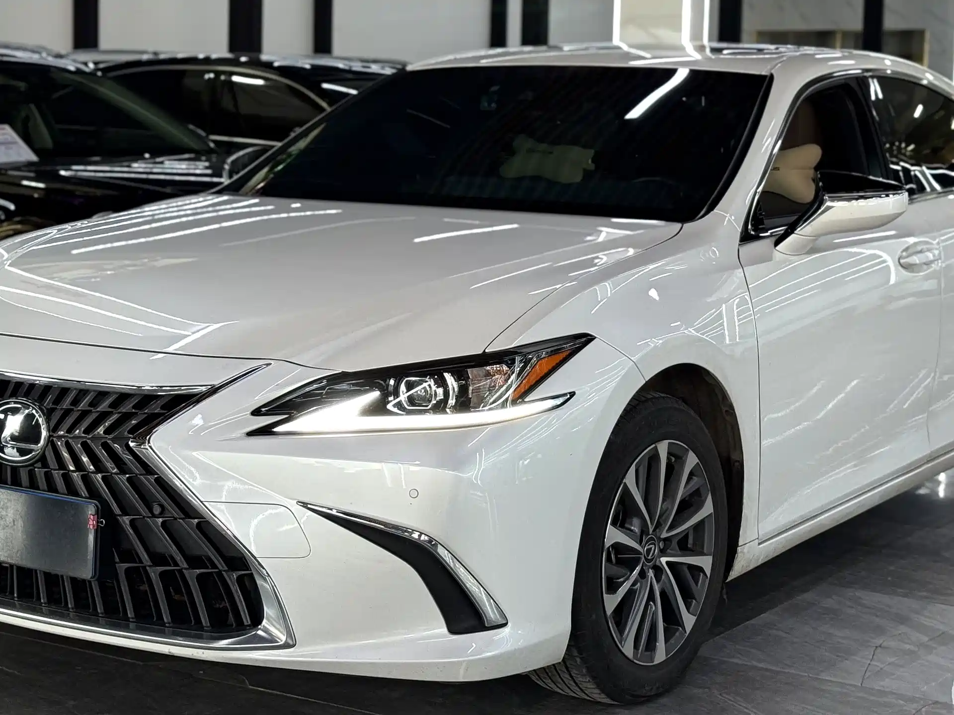 Фото 1 - Lexus ES
