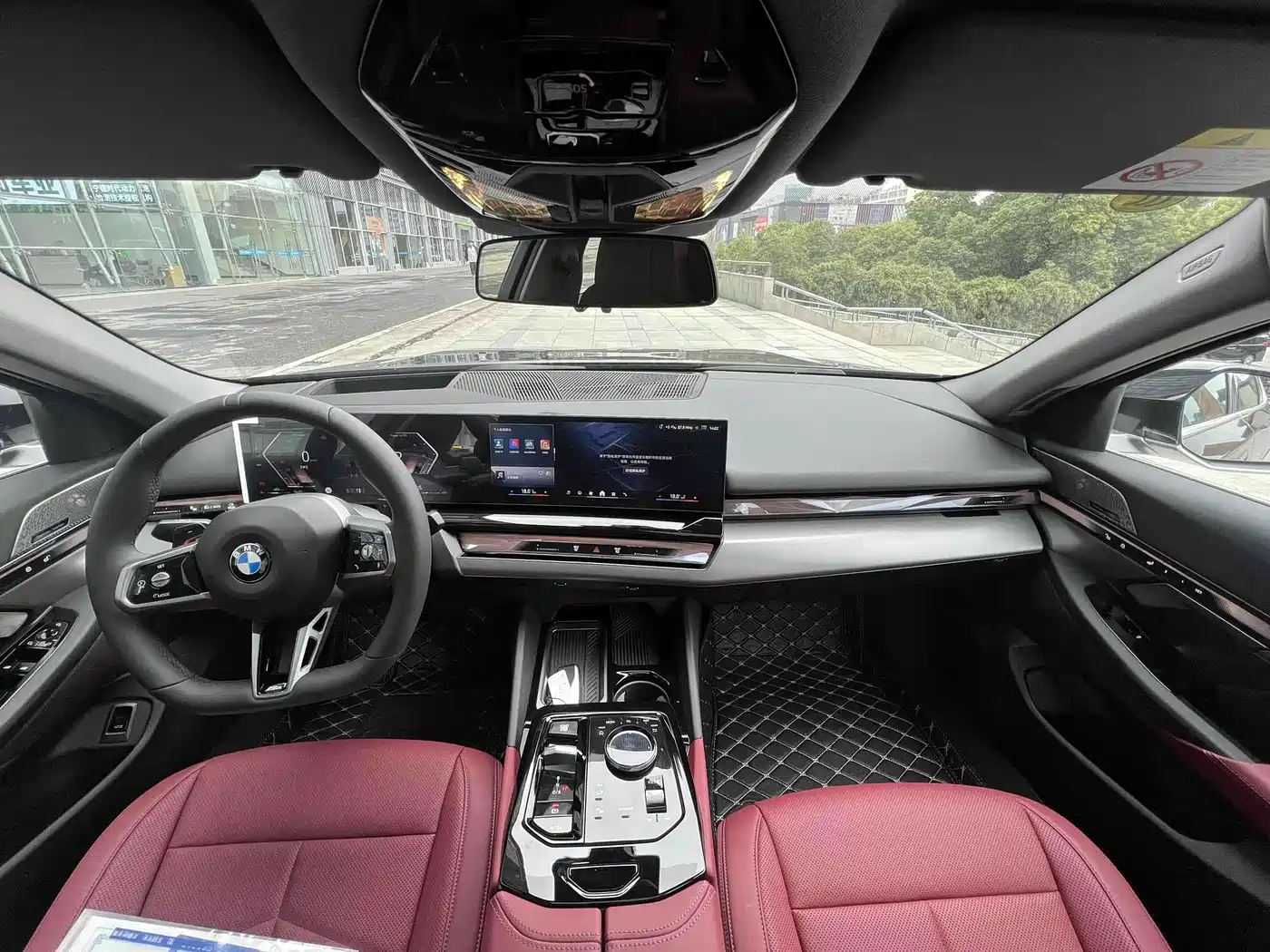 BMW 5 Series 2026 530Li Leading M Sport Package фото 3
