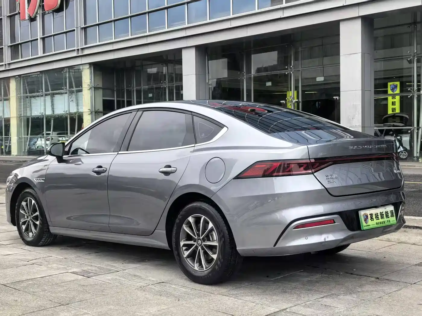 BYD Qin PLUS 2024 Glory Edition DM-i 55KM Leading фото 8