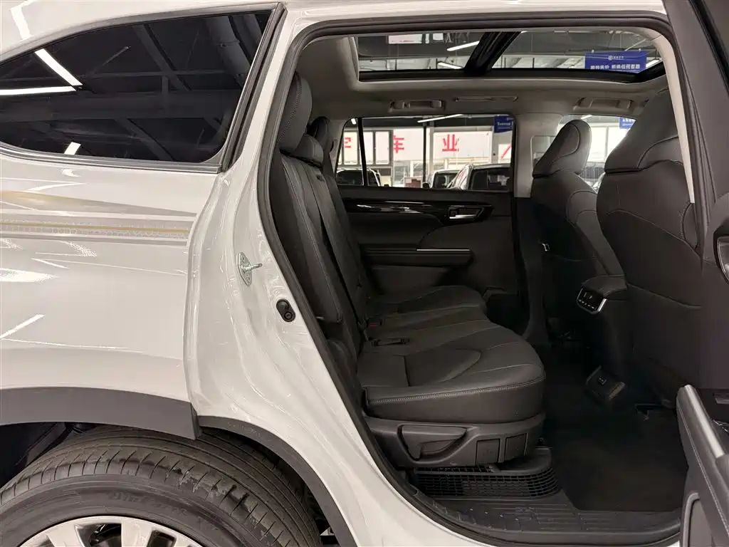 Toyota Highlander 2023 2.5L Smart Hybrid Dual Engine AWD Premium 7-Seater фото 15