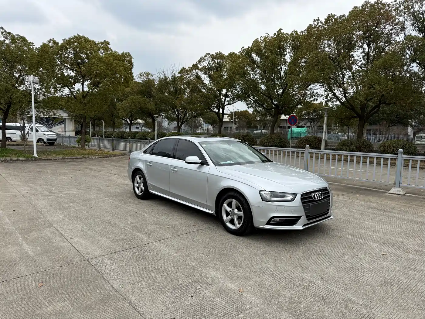 Audi A4L 2013 35 TFSI Automatic Luxury фото 2