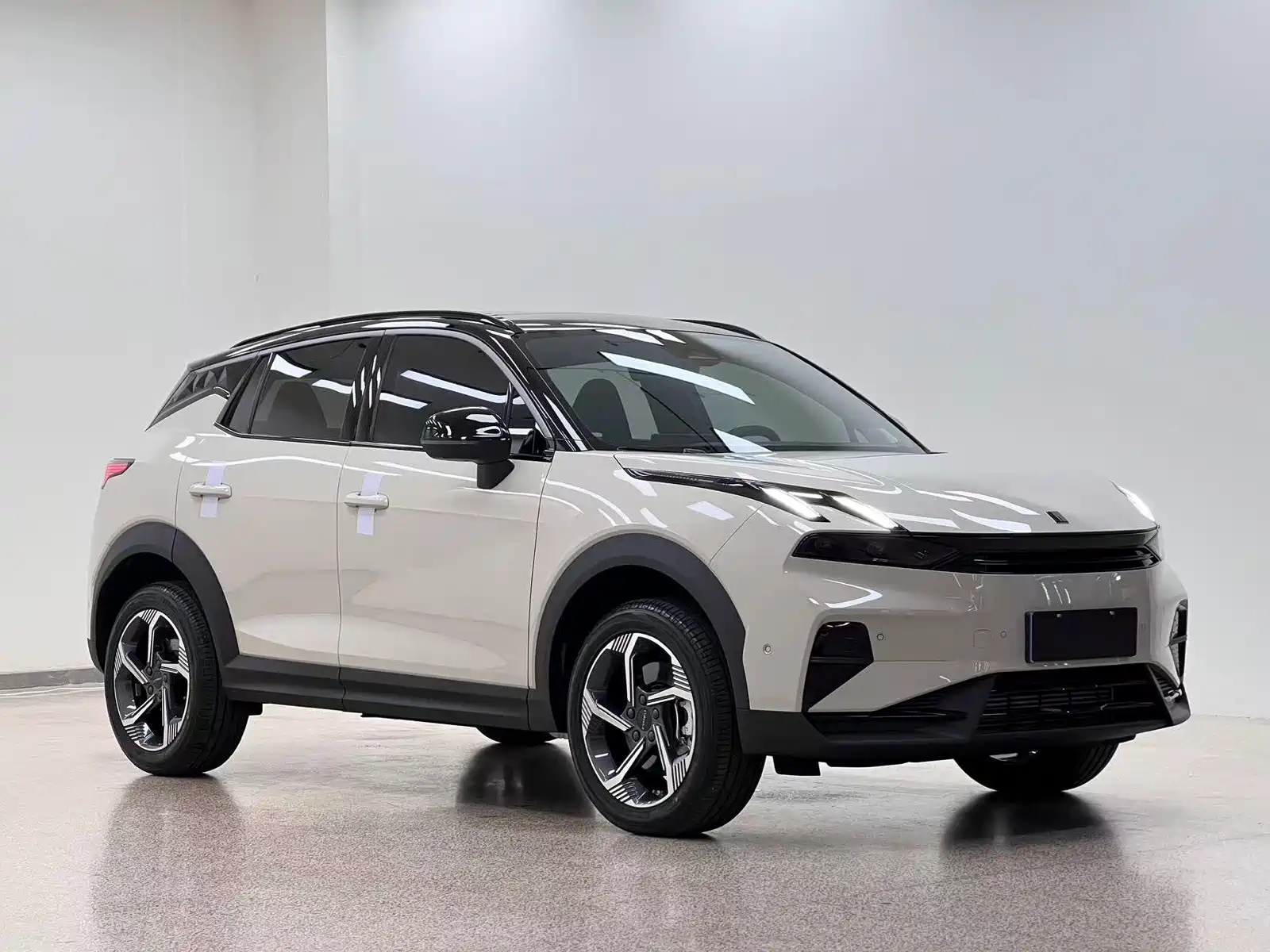 Photo 3 - Lynk & Co 06
