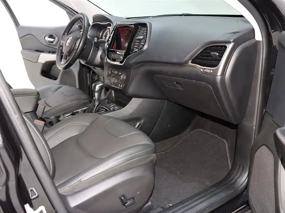 Photo 8 - Jeep Cherokee