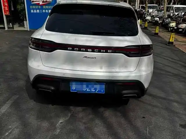 PORSCHE MACAN