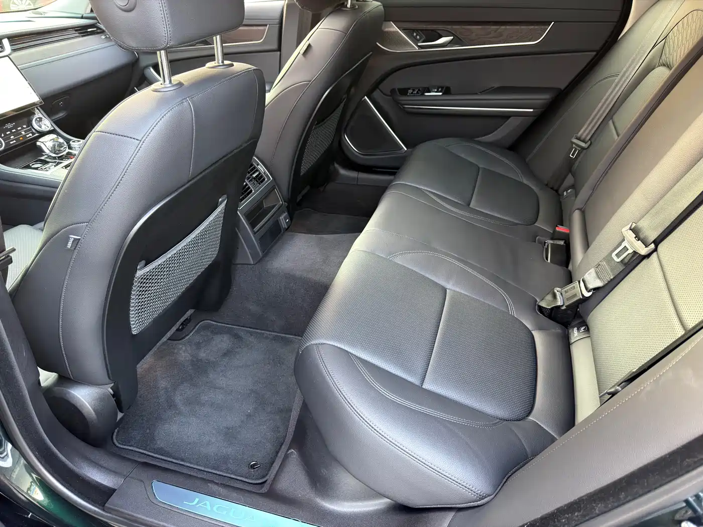 Jaguar XFL 2024 2.0T P250 2WD Premium Luxury фото 15