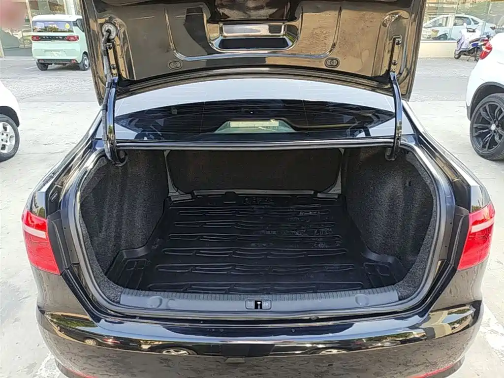 Volkswagen Lavida 2013 Facelift Classic 1.6L Automatic Trend фото 19
