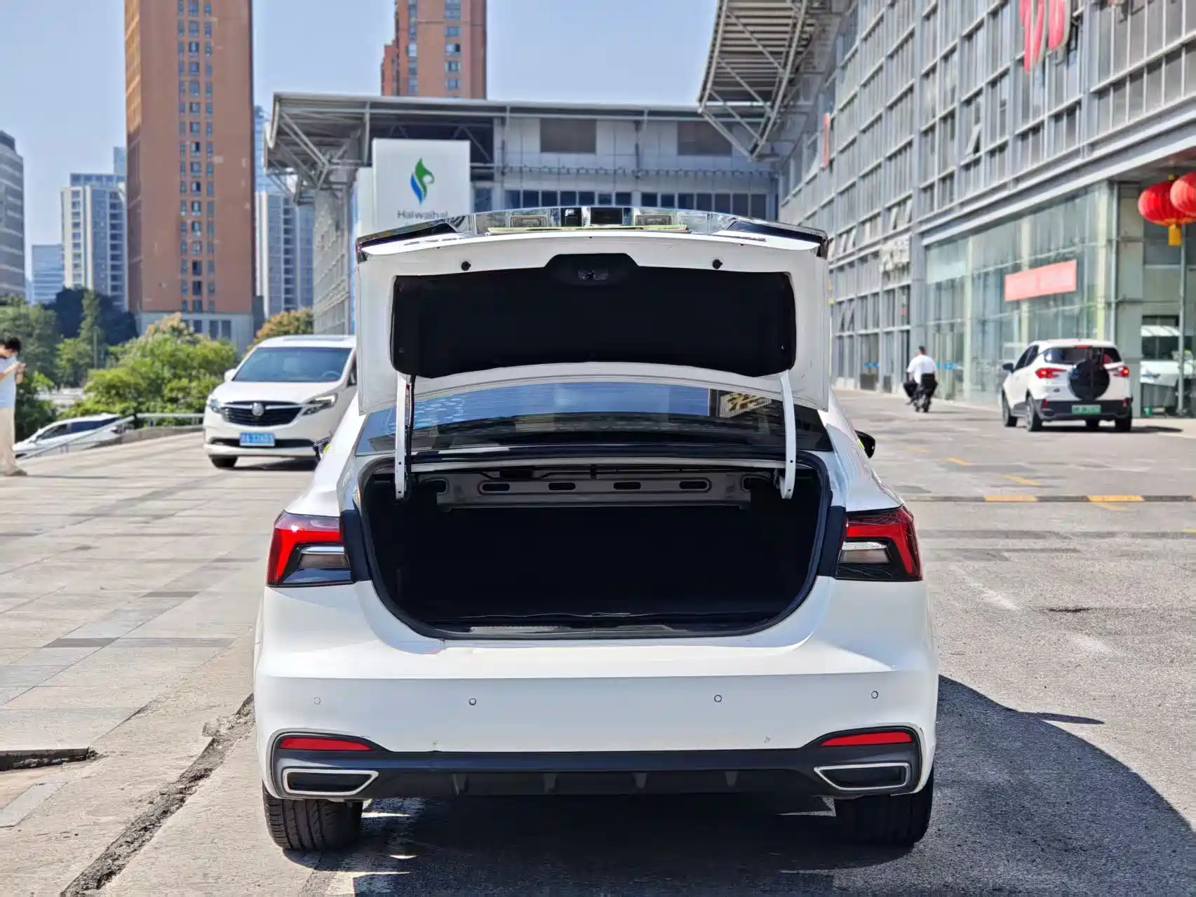 Фото 15 - Roewe i6 MAX EV