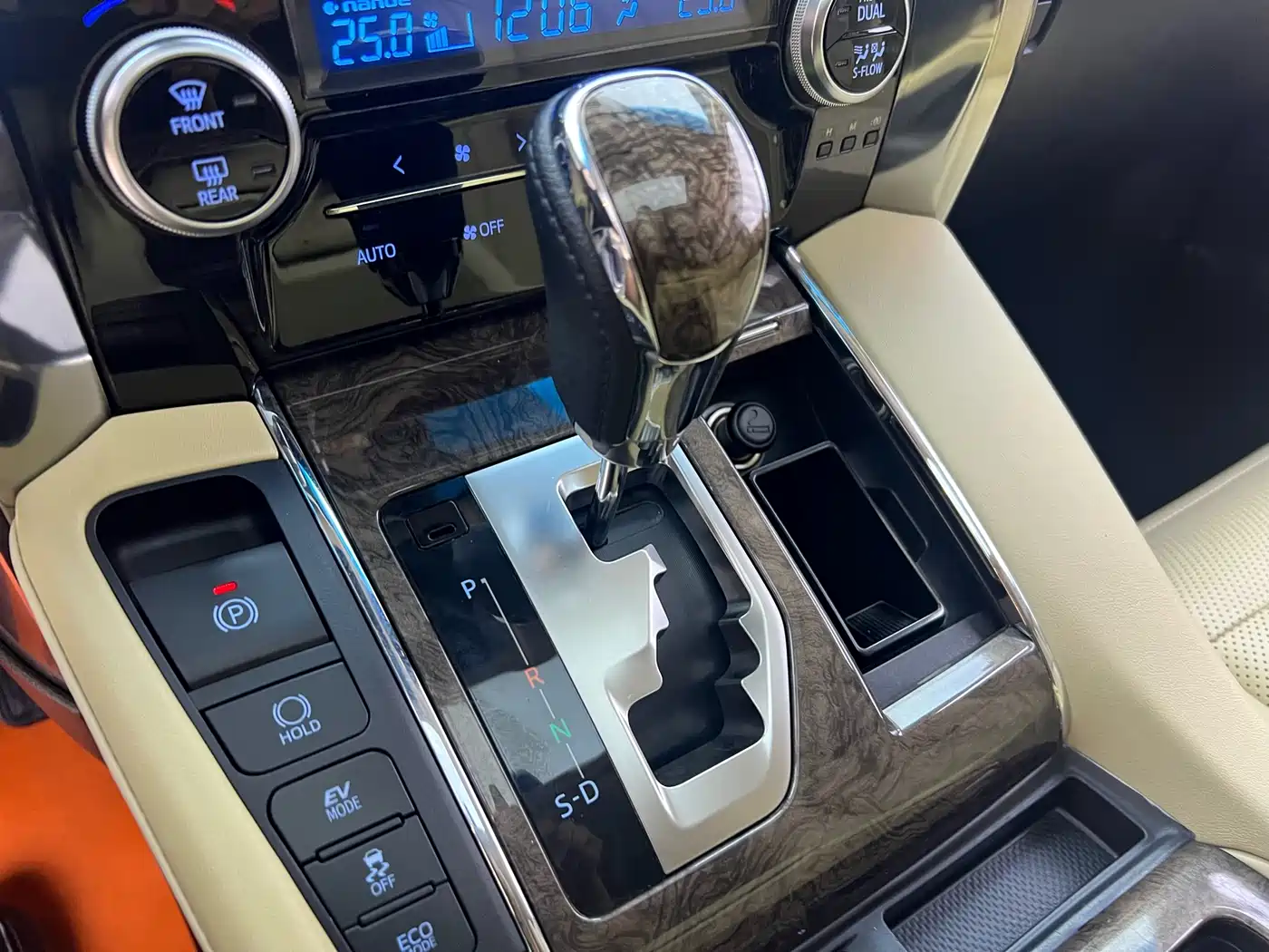 Toyota Alphard 2021 Hybrid 2.5L Luxury фото 12