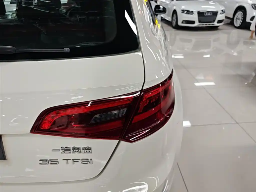 Audi A3 2014 Sportback 35 TFSI Automatic Comfort фото 8
