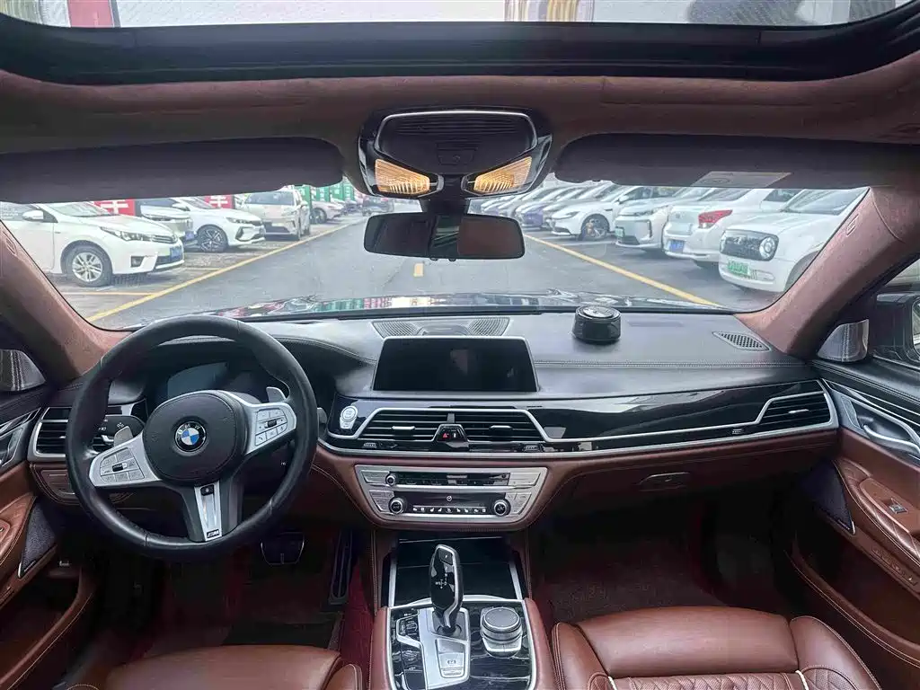 صورة 9 - BMW 7 Series