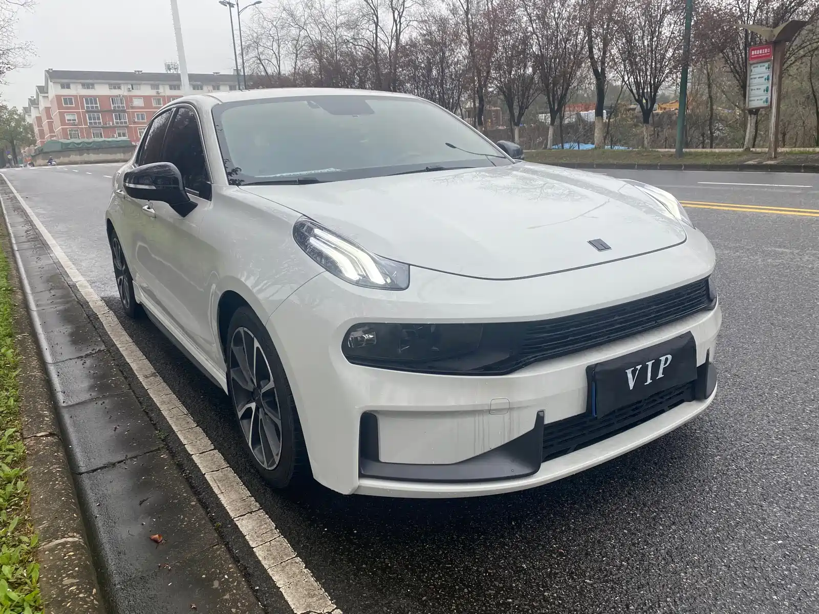 Фото 3 - Lynk & Co 03