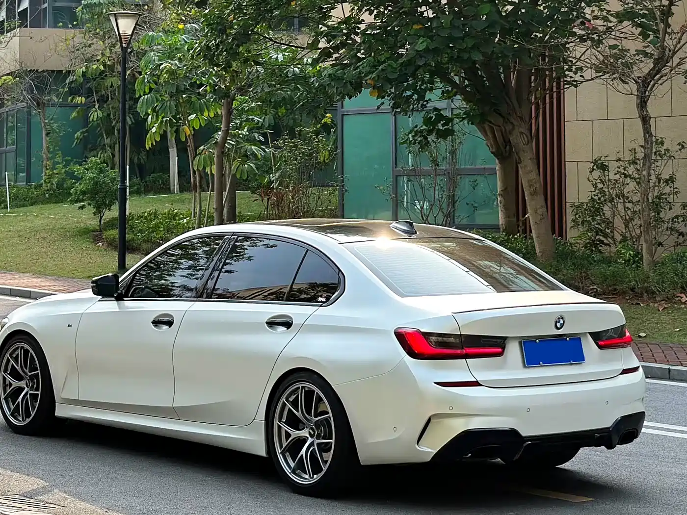 BMW 3 Series 2020 325Li M Sport Black Night Package фото 4