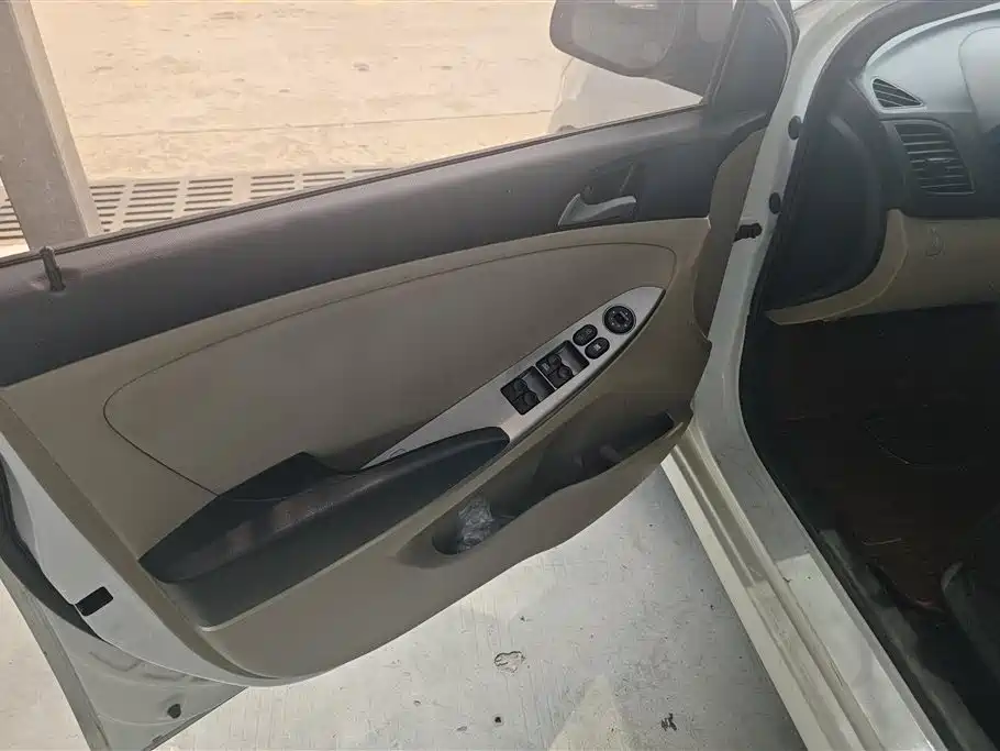 Hyundai Verna 2014 1.4L Automatic Smart GLS фото 7