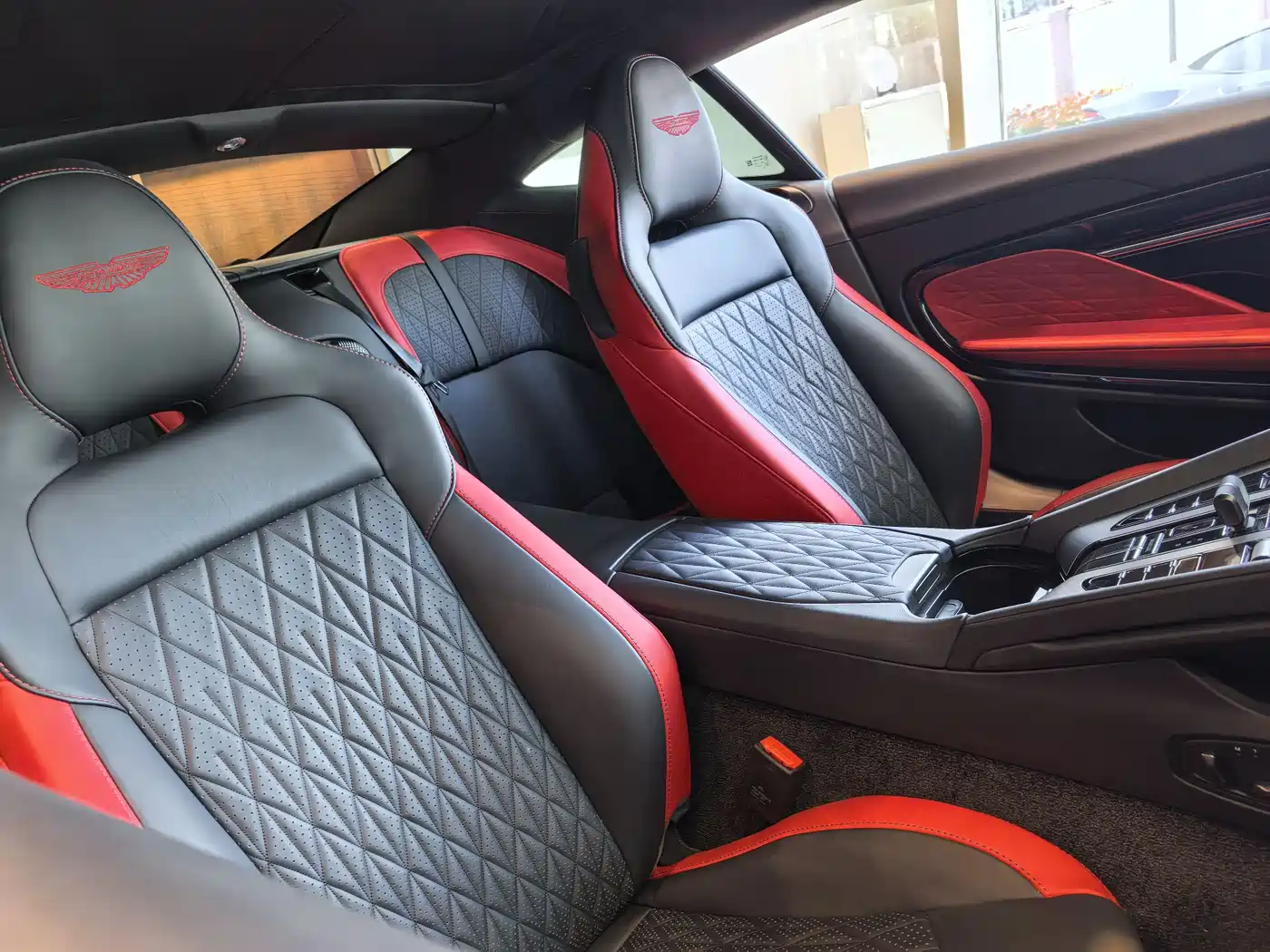 Aston Martin DB12 2025 4.0T V8 Coupe фото 9