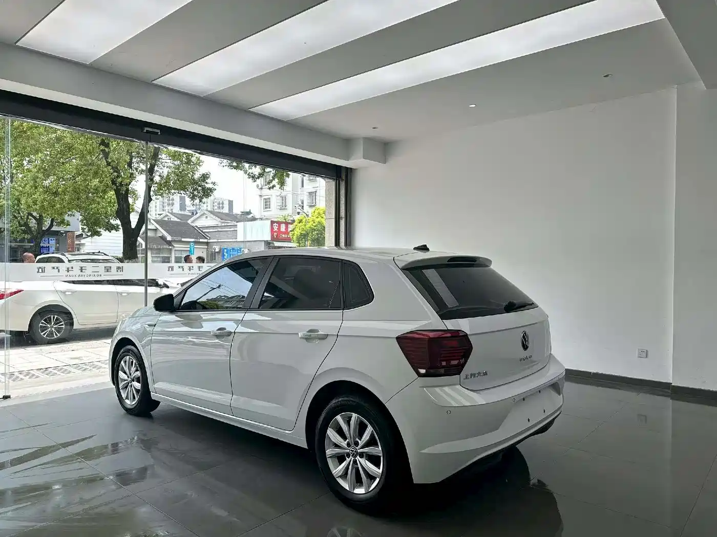 VOLKSWAGEN POLO