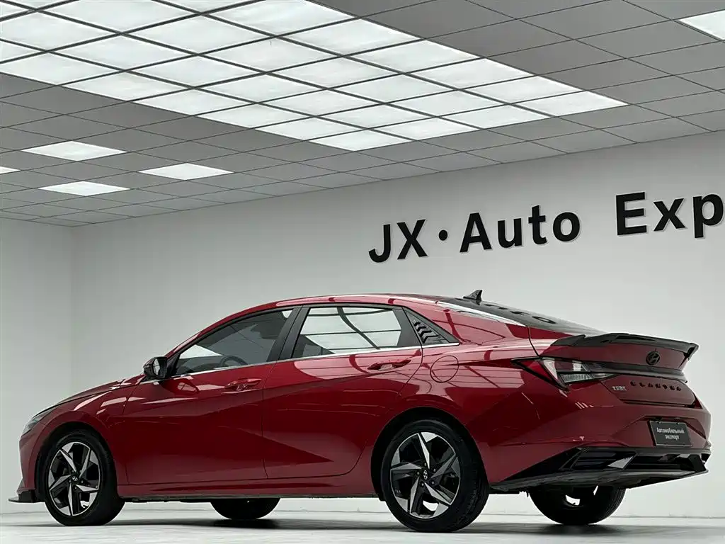 Hyundai Elantra 2022 1.5L CVT LUX Premium Edition фото 10