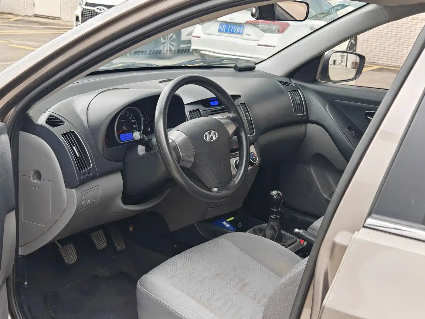 Hyundai Elantra 2015 1.6L Manual Comfort фото 14