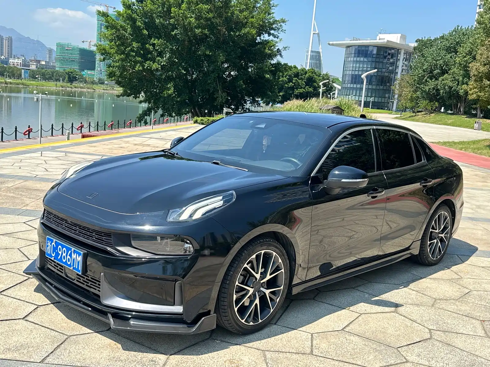 Photo 1 - Lynk & Co 03