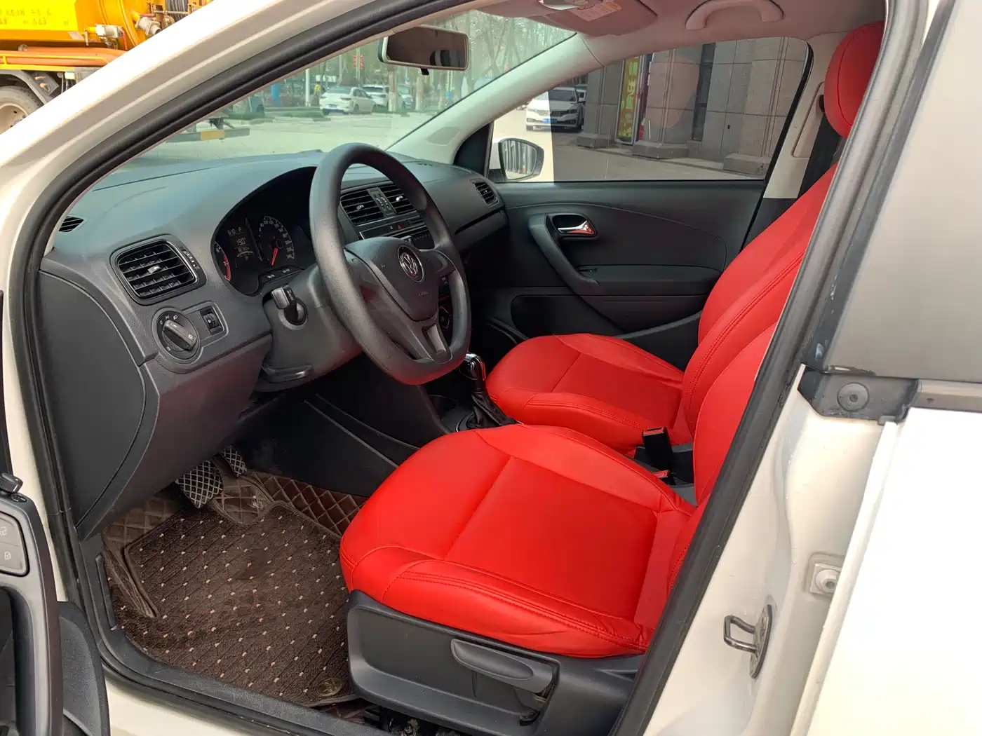 Volkswagen Polo 2016 1.4L Automatic Trend фото 5