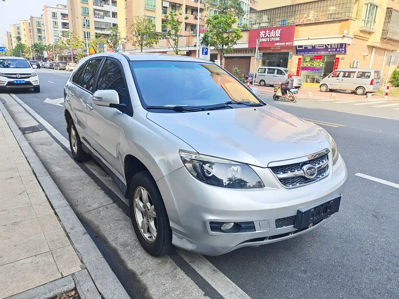 BYD S6 2014 Model 2.0L Manual Luxury 7-Seater фото 3